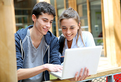 Adolescentes a estudar Inglês